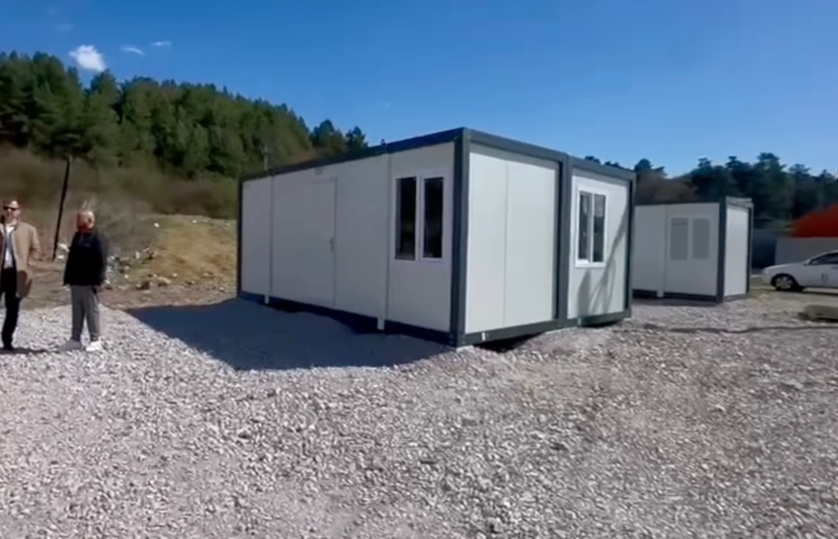 Veľký Šariš rieši bývanie po požiari. Mesto dáva rodinám unimobunky a chystá domy
