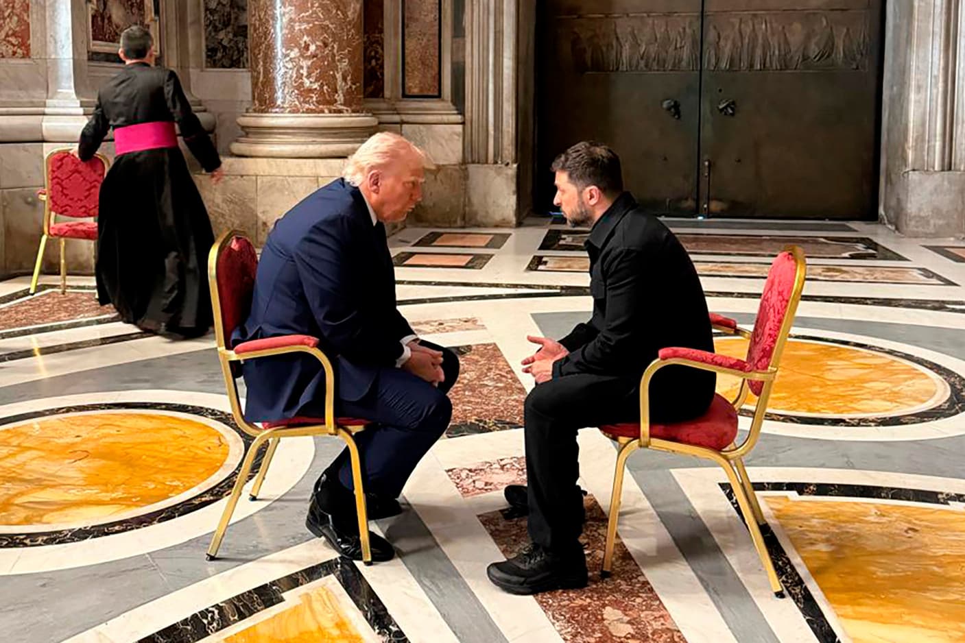 Donald Trump a Volodymyr Zelenskyj sa krátko stretli na pohrebe pápeža Františka