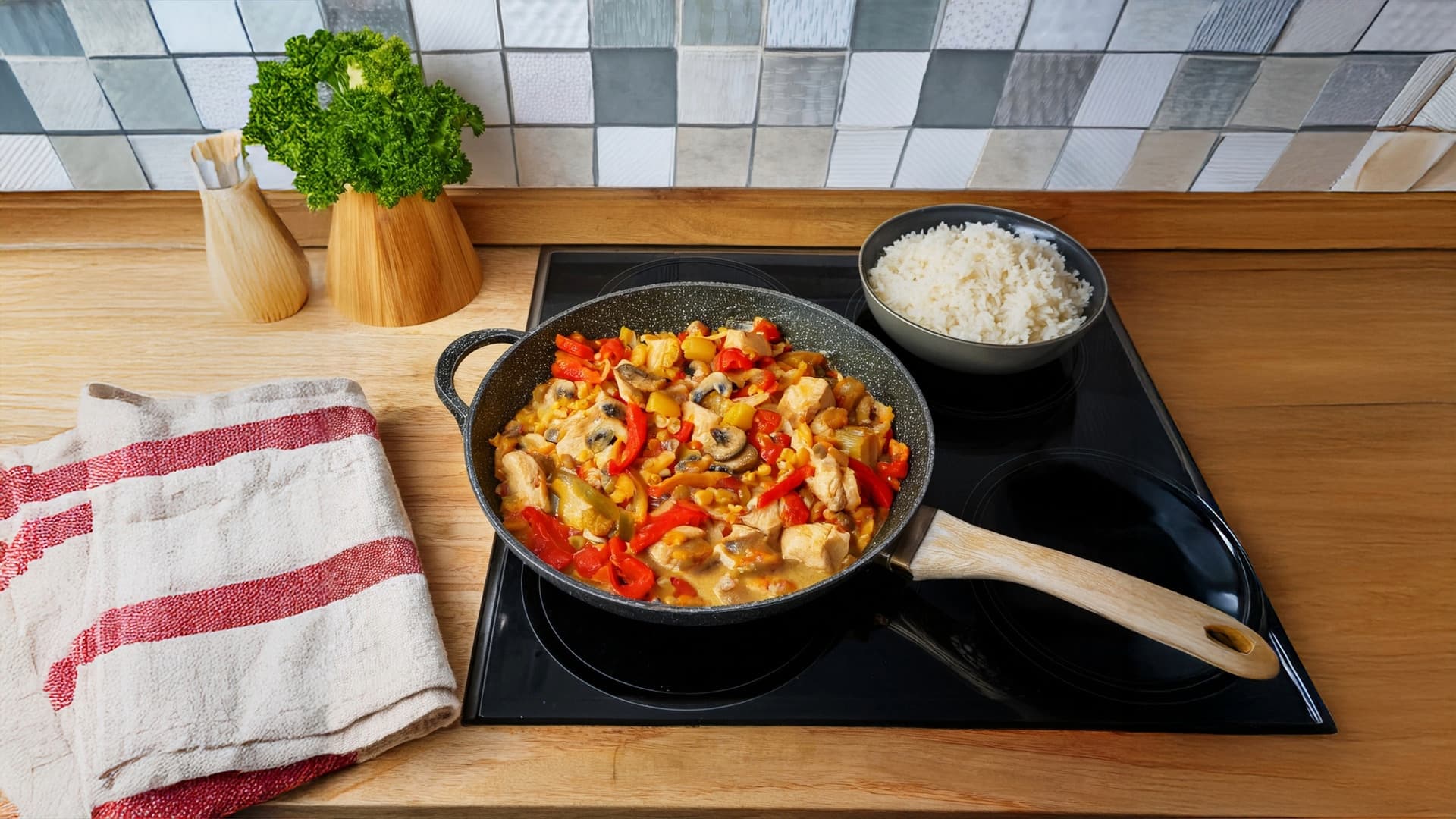 Tip na recept: Kuracie soté s paprikou a šampiňónmi, podávané s ryžou