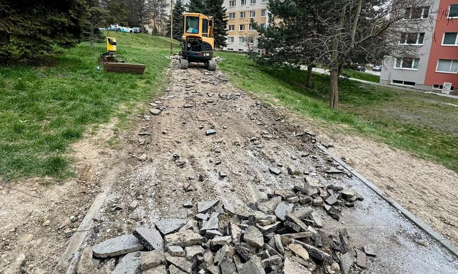 Na Sídlisku KVP prebieha kompletná obnova chodníkov namiesto dočasných záplat (FOTO)