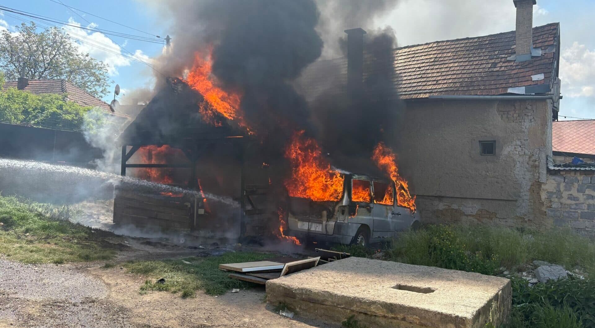 Požiar altánku v Moldave sa rozšíril na dom aj auto (FOTO)