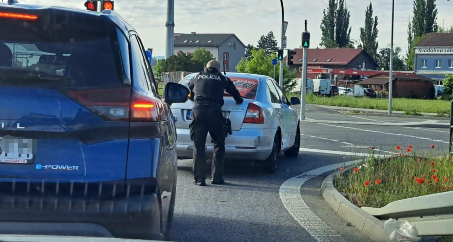 Nie každý hrdina nosí plášť, niektorí jazdia v policajnom aute