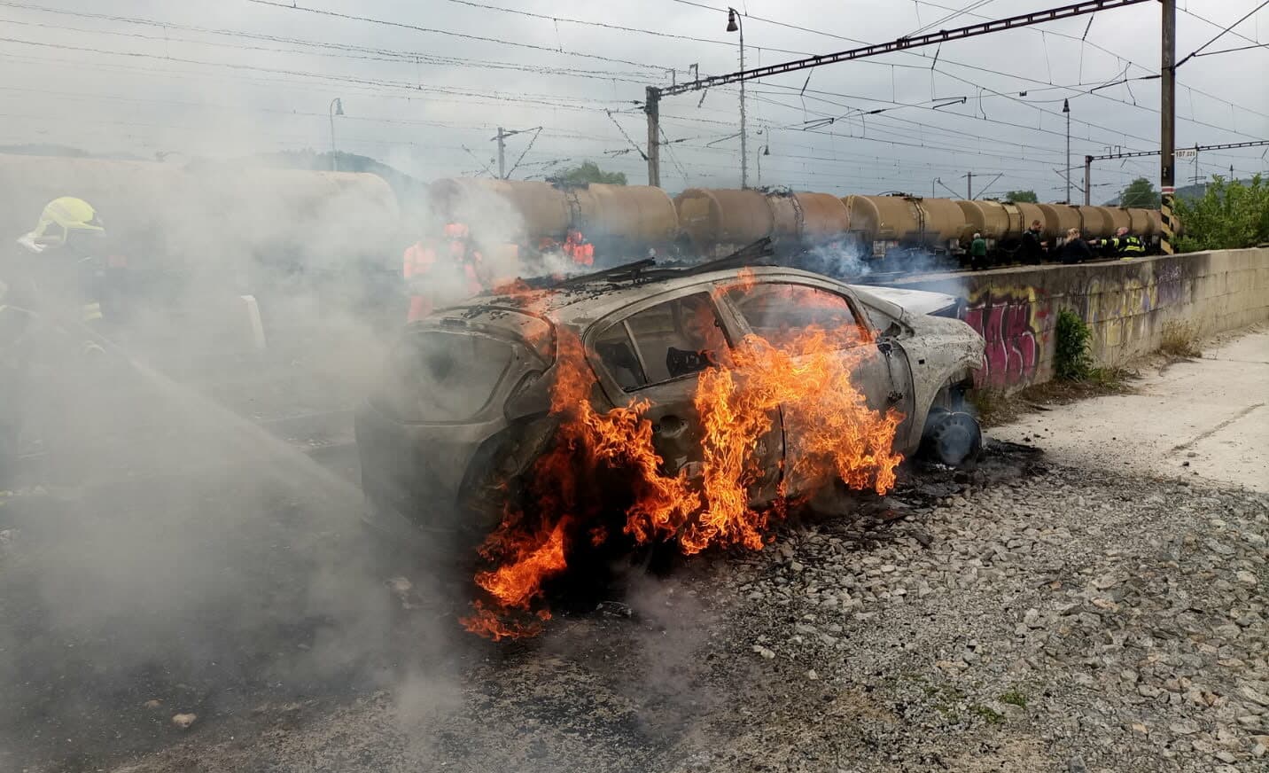 Auto po náraze do zábrany začalo horieť, jedna osoba skončila v nemocnici (FOTO)