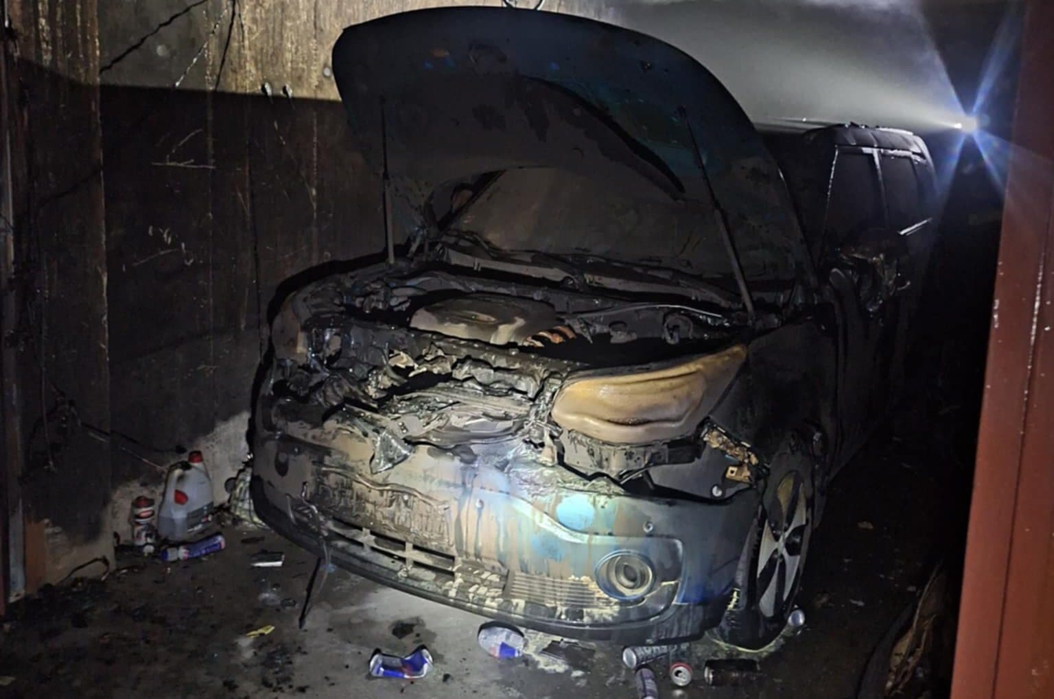 Pri požiari elektromobilu v Košiciach zasahoval aj robot Colossus (FOTO+VIDEO)