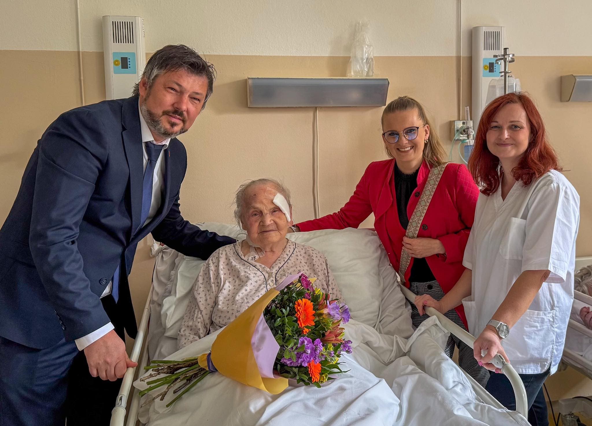 Pani Alžbeta Šolteszová z Barce oslávila nádherných 100 rokov (FOTO)