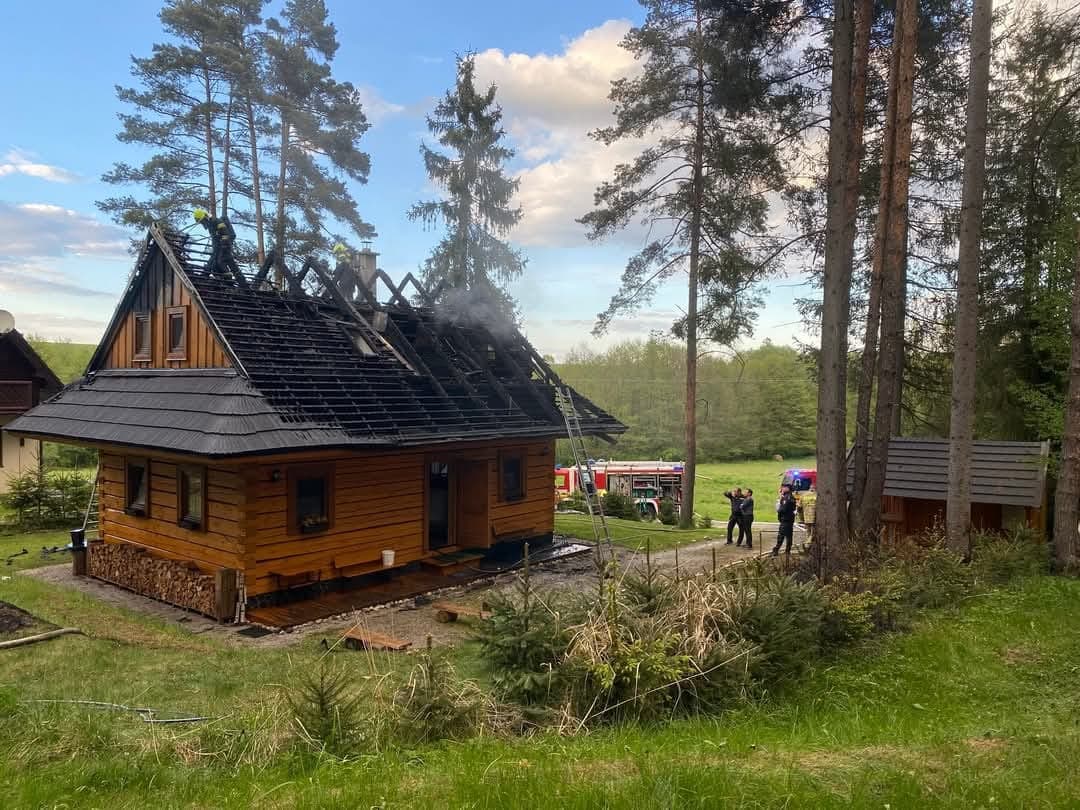 Požiar chaty v Smižanoch spôsobil škodu 100 000 eur (FOTO+VIDEO)