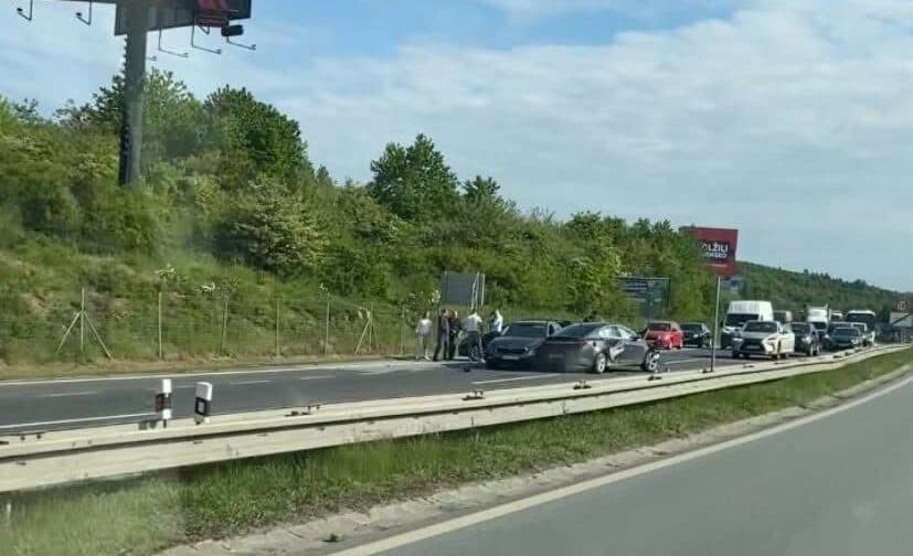 Na rýchlostnej ceste medzi Košicami a Budimírom sa stala dopravná nehoda. Cesta je podľa hasičov ťažko prejazdná