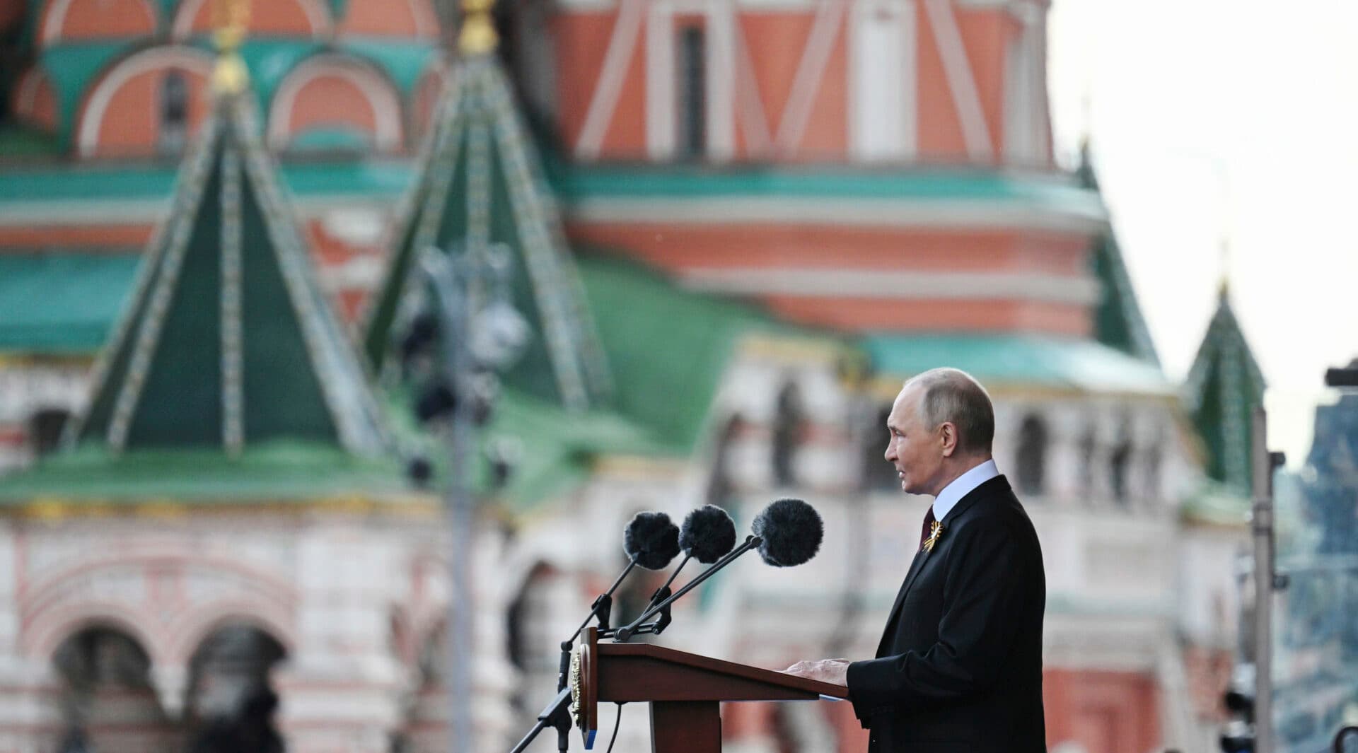 Na Putinovej prehliadke pochodovalo aj 1 500 vojakov z vojny proti Ukrajine (FOTO)