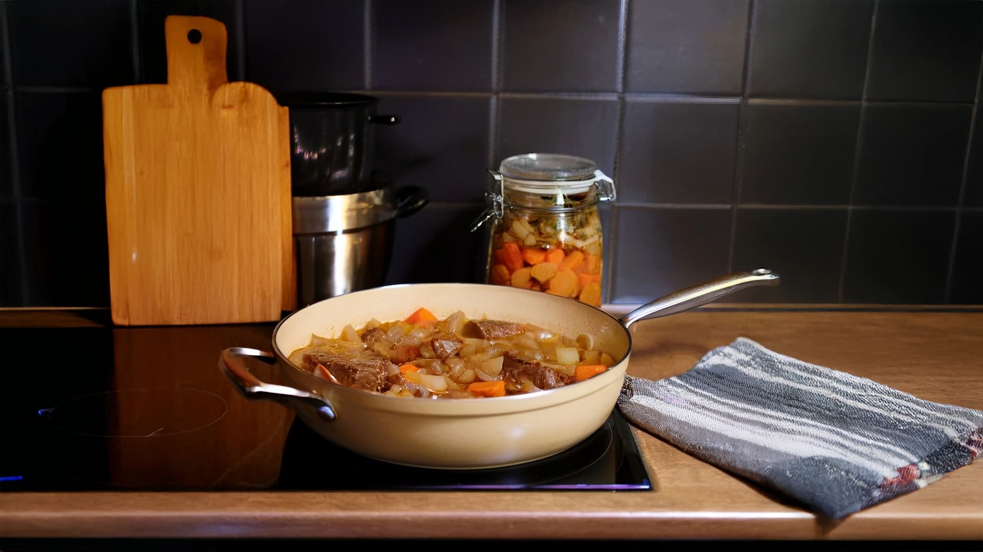 Tip na recept: Hovädzie na víne s koreňovou zeleninou a parenou knedľou