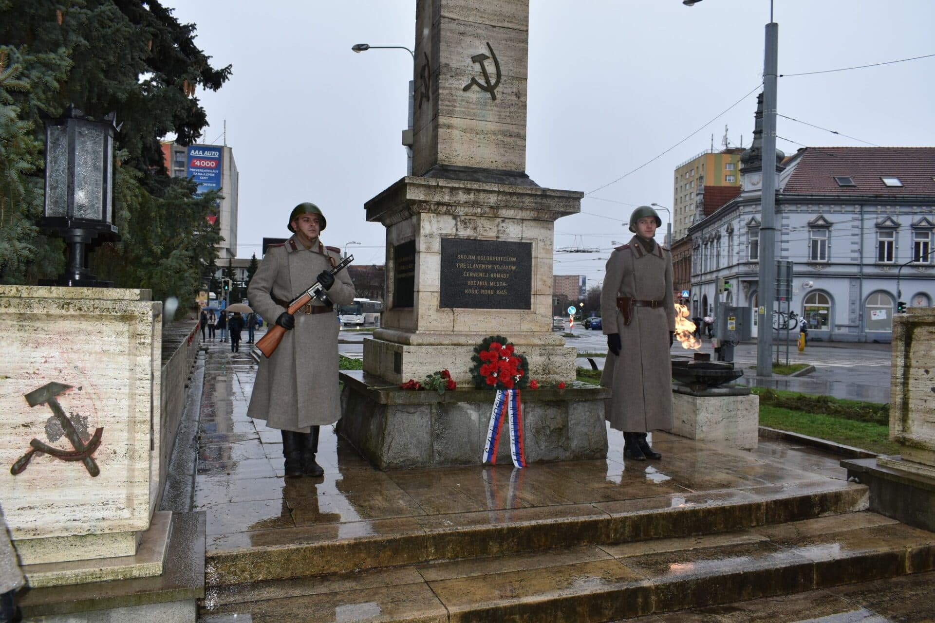 Petícia za zachovanie sovietskeho pamätníka v Košiciach žiada aj stálu čestnú stráž