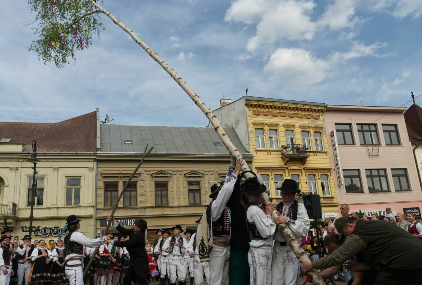 Prečo sa na Slovensku každoročne stavajú máje a čo symbolizujú?