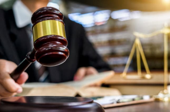Košickí expolicajti priznali vinu za smrť muža po zásahu v obchode