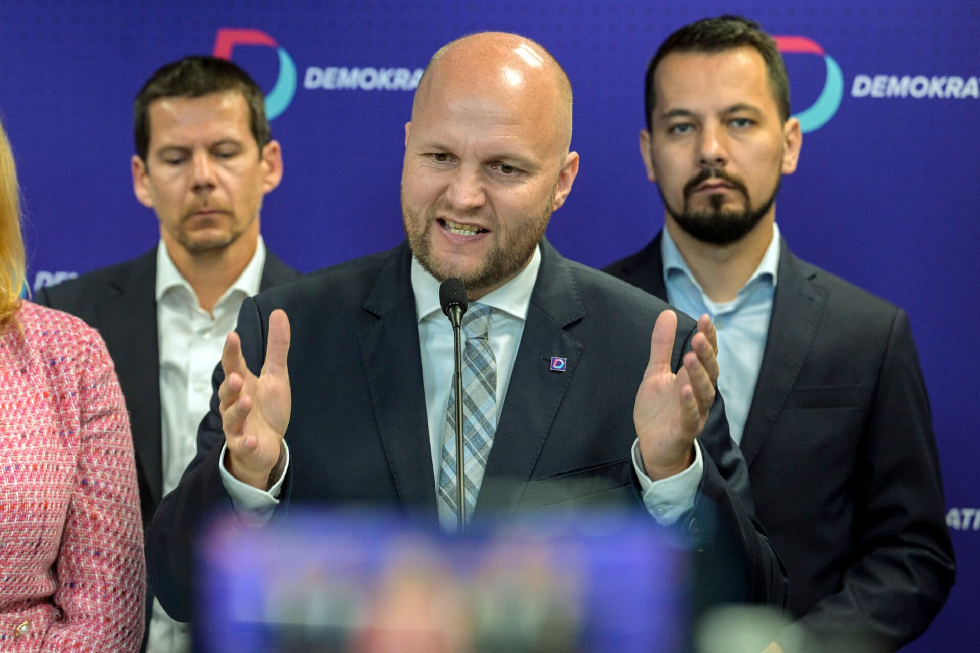 Polícia chcela ráno zadržať exministra Naďa, nachádza sa však na dovolenke v Kanade