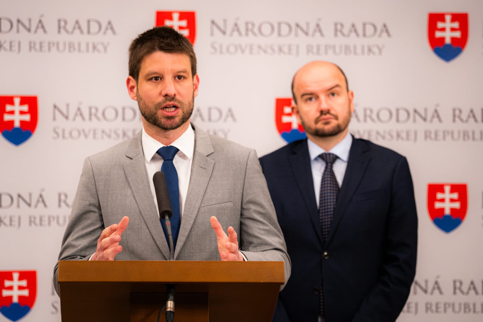 ŠIMEČKA: Fico blúzni o neutralite Slovenska a spochybňuje tým zahraničnopolitické ukotvenie
