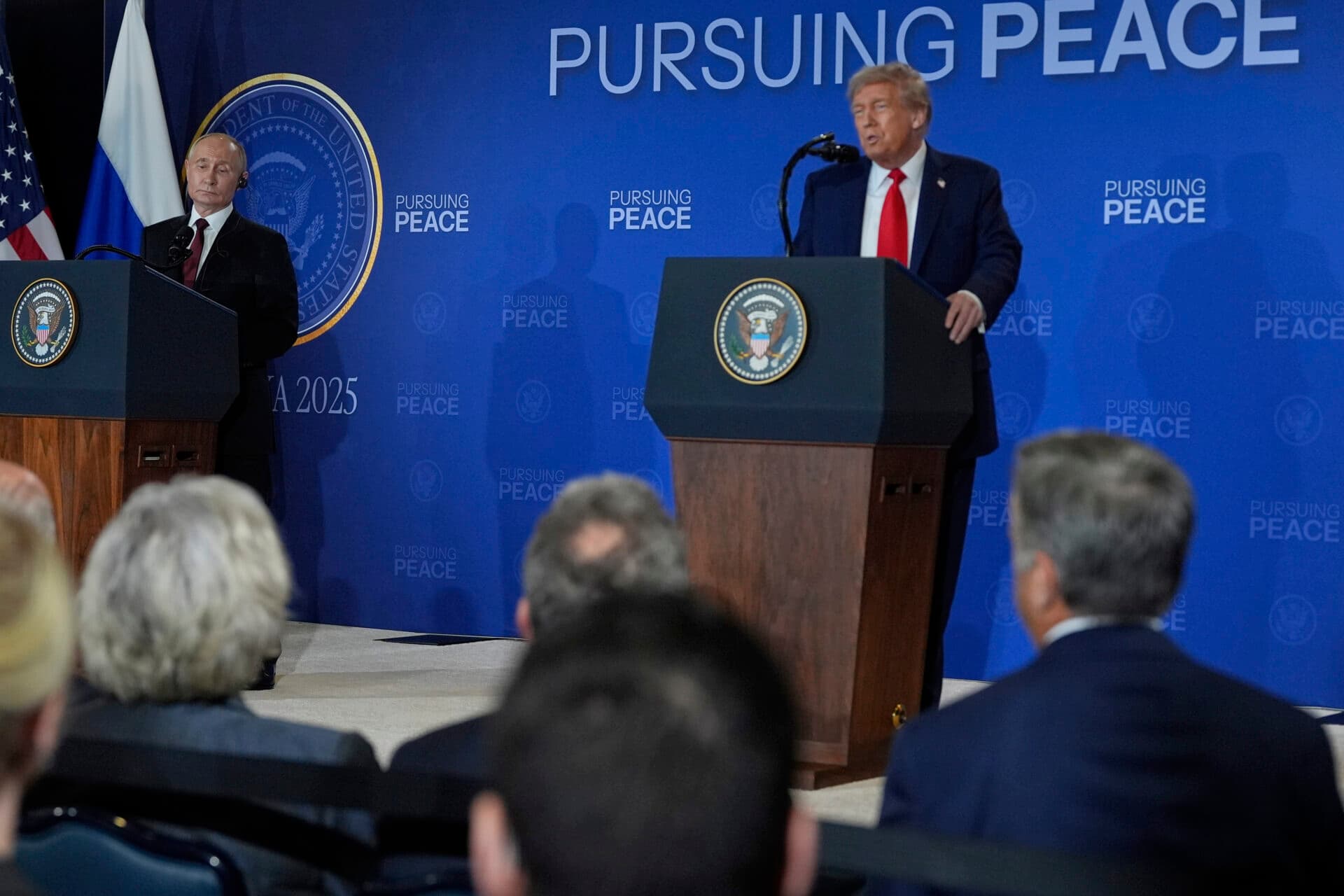 Trump informoval Zelenského a európskych lídrov o rokovaniach s Putinom