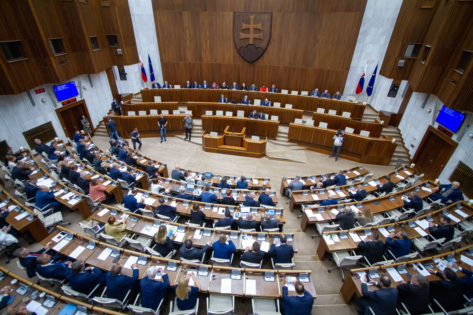 Koniec voľných dní aj vyššie odvody, parlament odklepol tretí konsolidačný balík