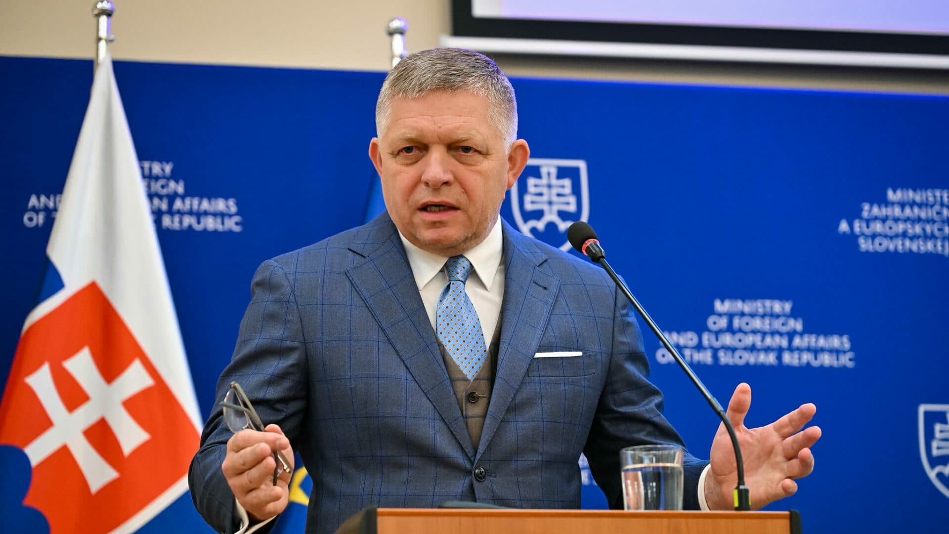 Robert Fico: PES by sa mala premenovať na stranu európskych homosexuálov a vojnových štváčov