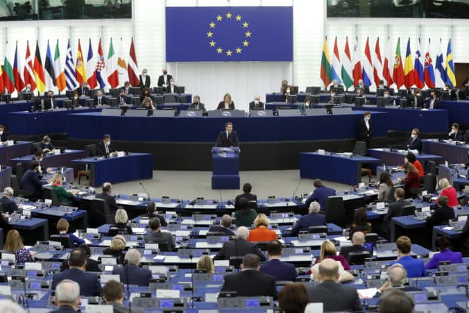 EÚ schválila pôžičku 90 miliárd eur pre Ukrajinu, ale bez využitia ruských aktív