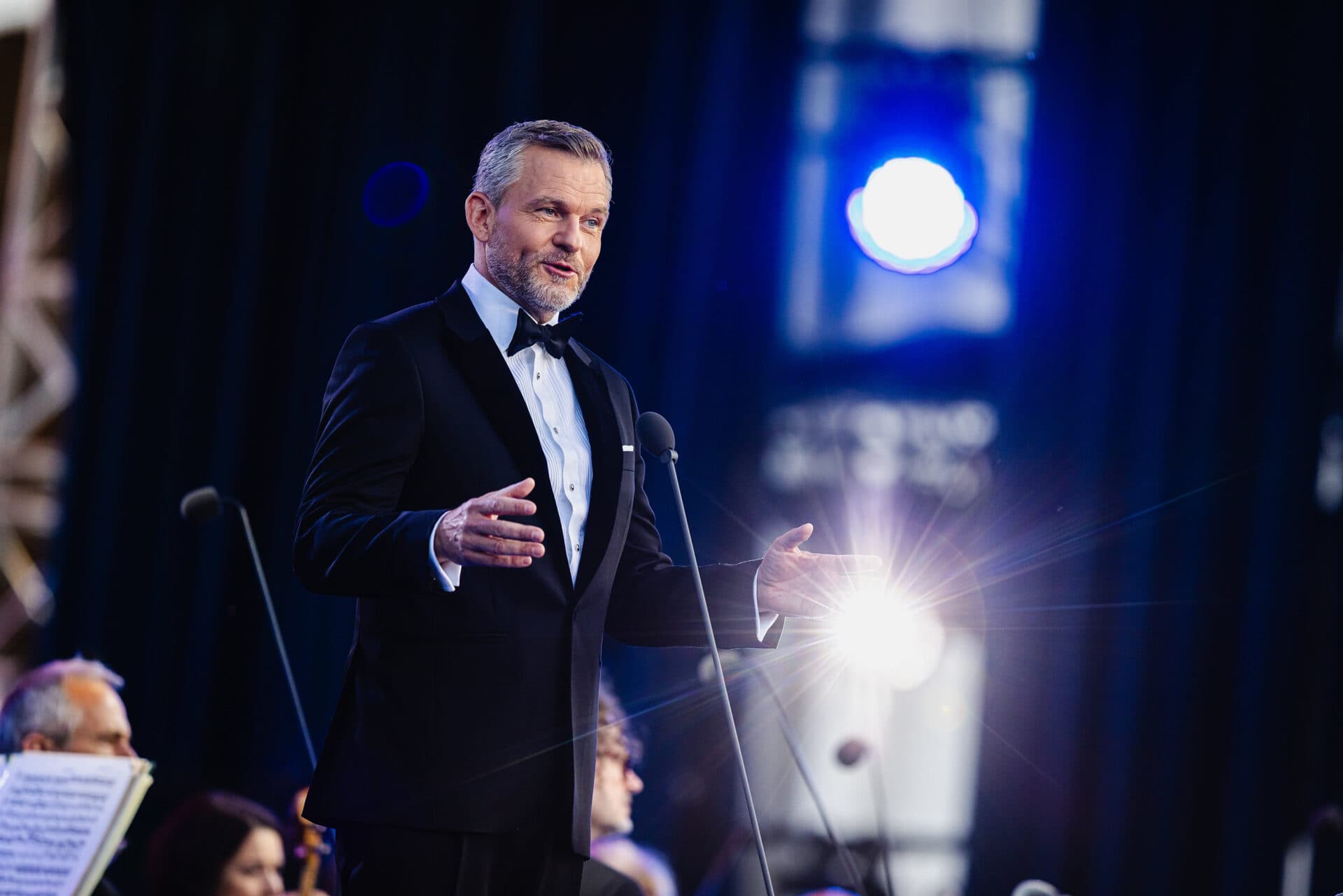 Prezident: Nedovoľme politike prerastať do našich životov
