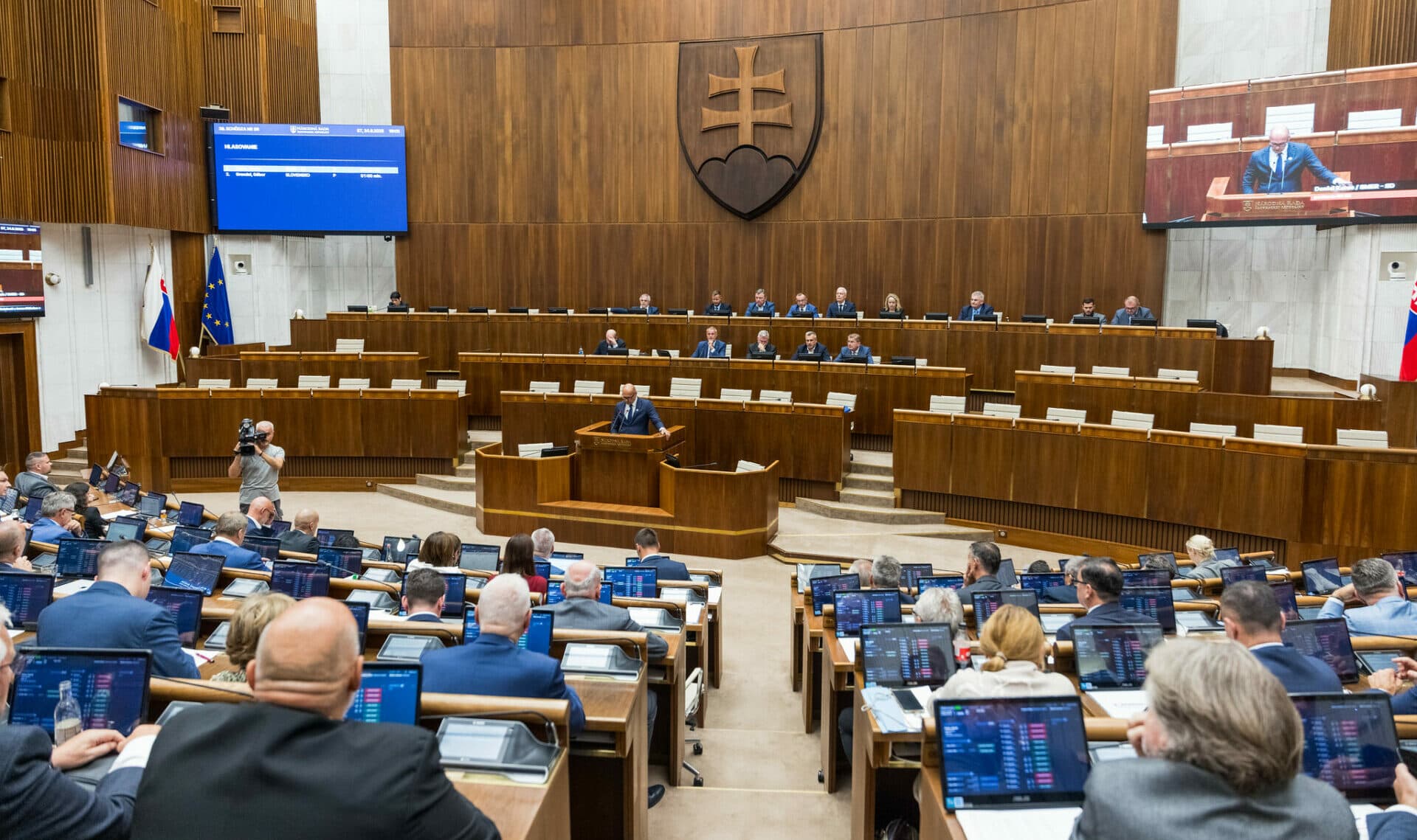 Dlh rastie, ekonomika stojí. Vláda a opozícia sa nevedia zhodnúť, kto brzdí Slovensko
