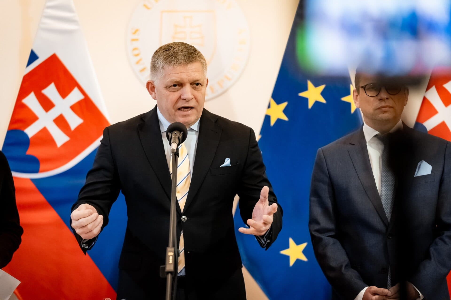 Premiér Fico zvažuje zastavenie núdzových dodávok elektriny na Ukrajinu