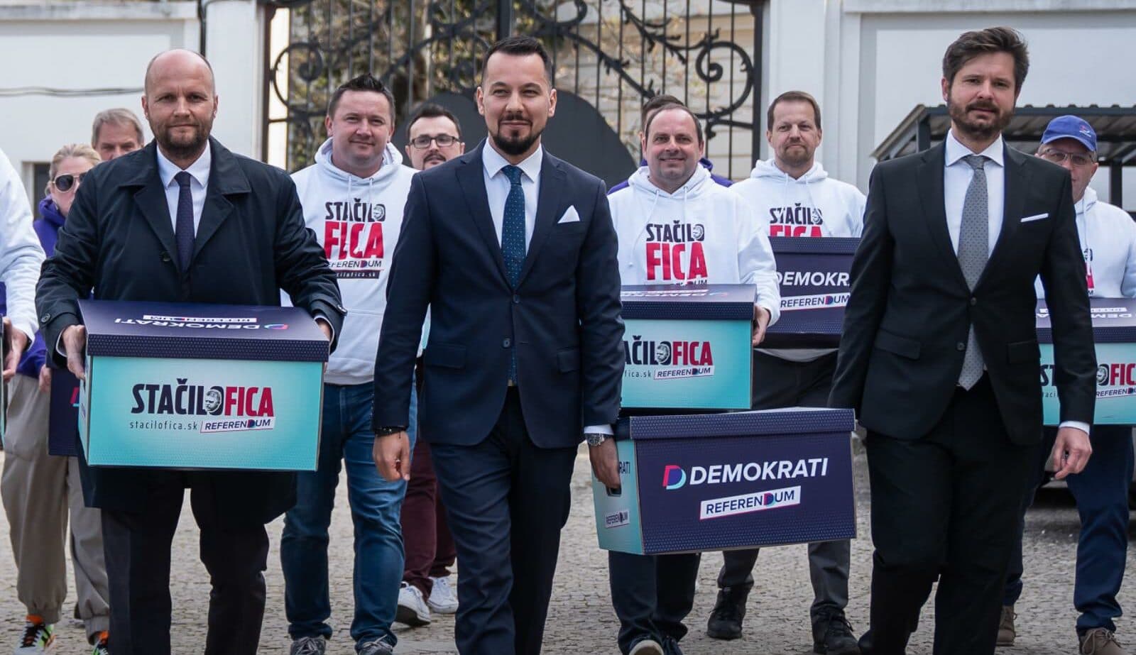 Demokrati odovzdali podpisy potrebné na referendum o predčasných voľbách