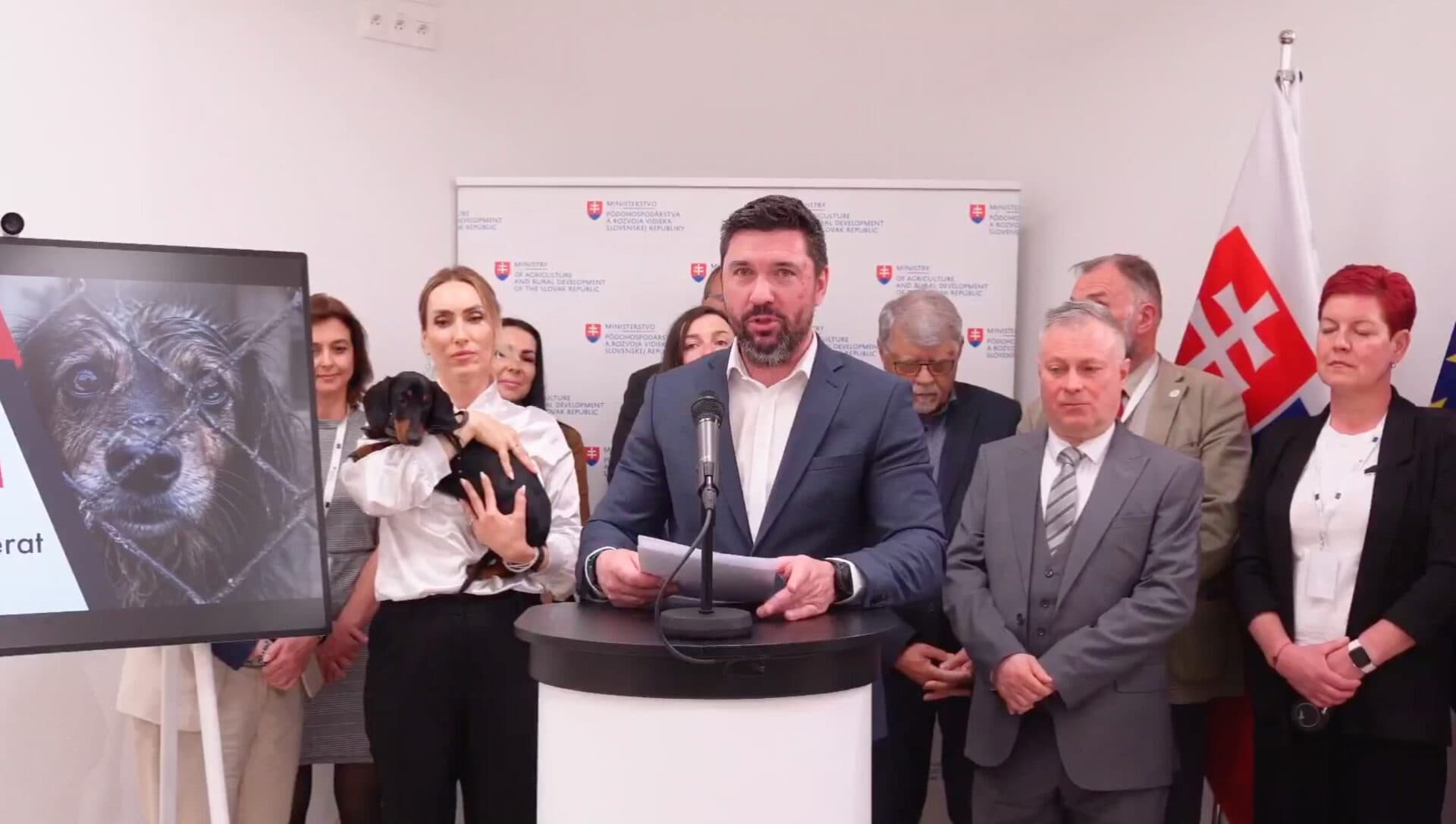 Ministerstvo pôdohospodárstva pripravuje legislatívu na zákaz množiarní psov a mačiek