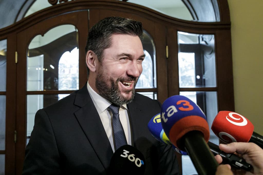Takáč: Znižovanie platov môže ohroziť vážnosť funkcie ministra