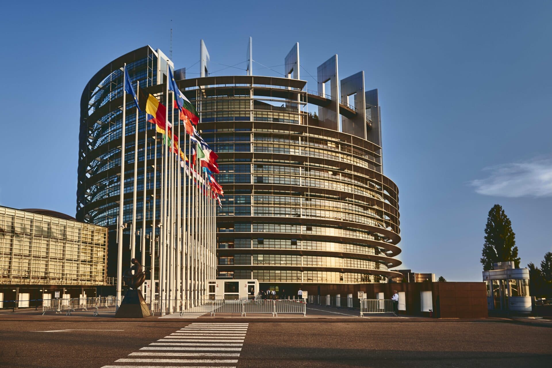 Slovensku opäť hrozí strata eurofondov. Europoslanci kritizujú reformy a žiadajú prísnejšie kontroly