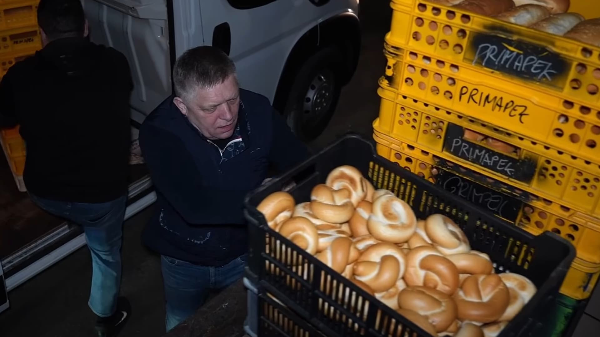 Robert Fico si vyskúšal nočný rozvoz pečiva, s pracovníkmi hovoril o mzdových príplatkoch