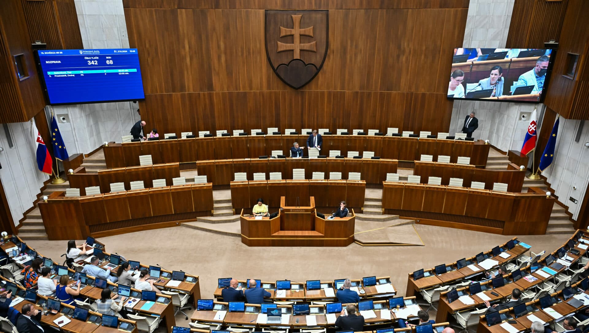 Vláda Roberta Fica prežila hlasovanie o dôvere. Opozícia hovorí o fraške a chýbajúcom pláne