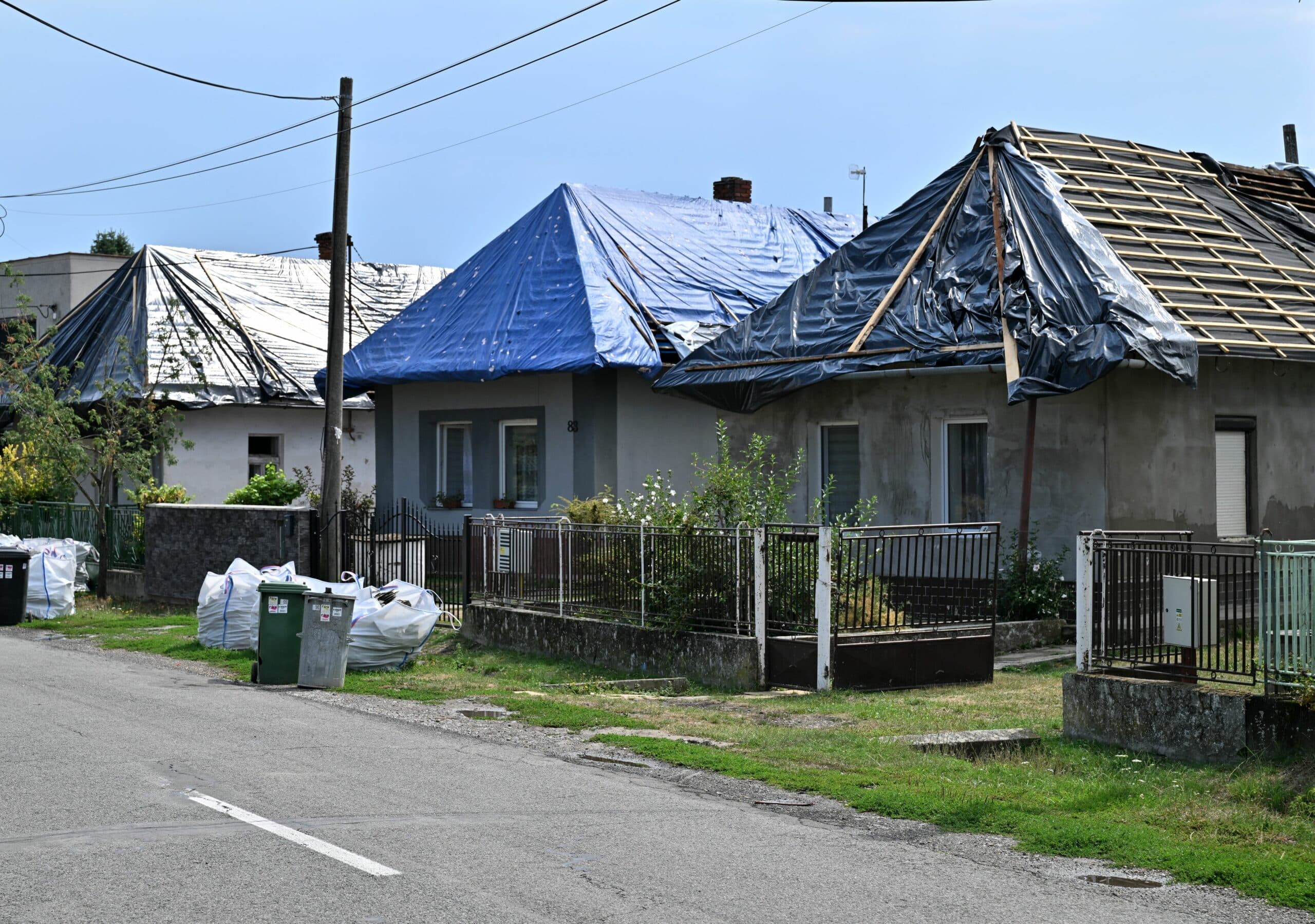 Takmer 200 domácností po búrkach dostane pomoc za 250.000 eur